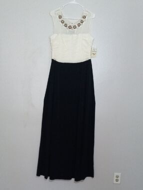 Sangria Sleeveless Black and White Beaded Neckline Evening Dress Size 16 NWT